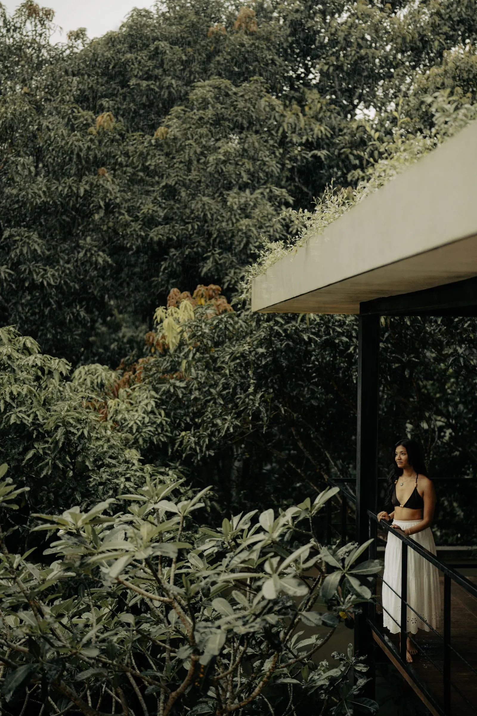 A guest walking on the jungle canopy deck at Zen Koggala
