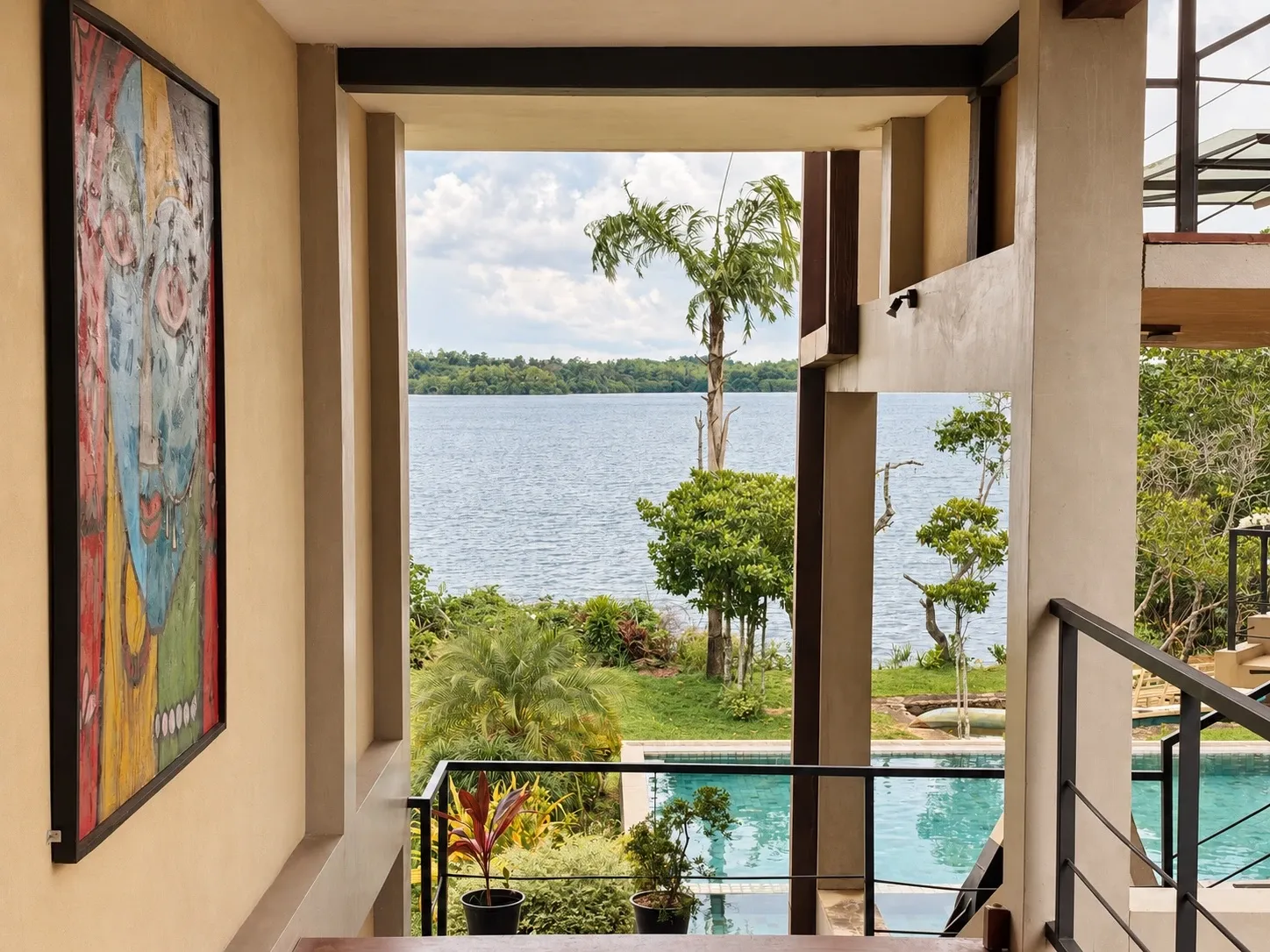 From the stairway: a large painting and, through the opening, the pool, the garden and Koggala Lake